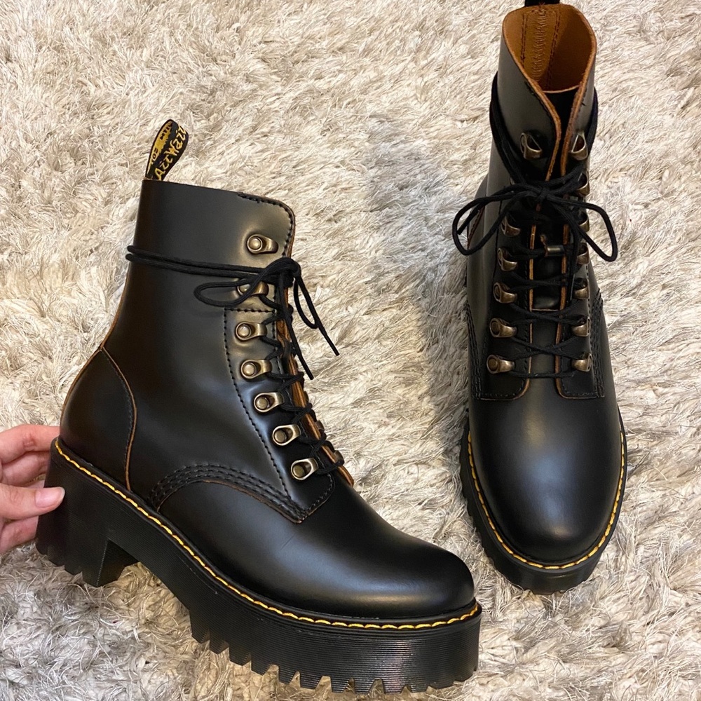 Dr. Martens Leona Boot
